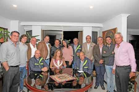 Julián Parra, Liliana Galeano e Iván Parra. De pie: José Mauricio Giraldo, Andrés Santiago González, Jairo González, Diego Pinzó