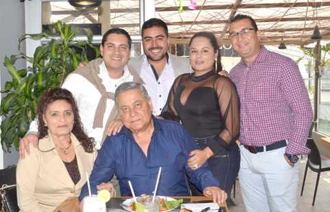 María Concepción Albino y Jaime Patiño Montes. De pie: John Ánderson Patiño Albino, Claudia Janeth Patiño Albino y Álvaro Guzmán