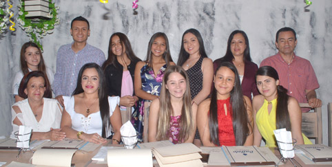 Deisy Cruz Gómez, Fernanda López Cruz, Estefanía Ocampo Cardona, Laura María Henao Cruz y Estefanía Durango Gallego. De pie: Val