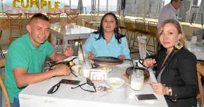 Julián Izquierdo Hernández, Lorena Salazar Correa y Sandra Barreto, de la empresa Asmucol, se reunieron en un almuerzo en el res