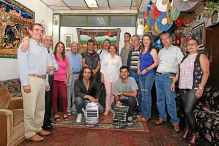 Asistentes al encuentro tanguero en el que disfrutaron de la música argentina.