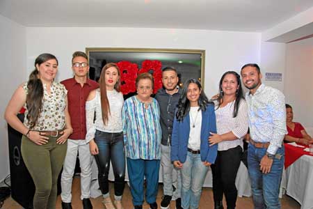 La homenajeada aparece en compañía de sus nietos Juliana Giraldo, Juan Esteban Giraldo, Luisa Giraldo, Sebastián Hurtado Giraldo