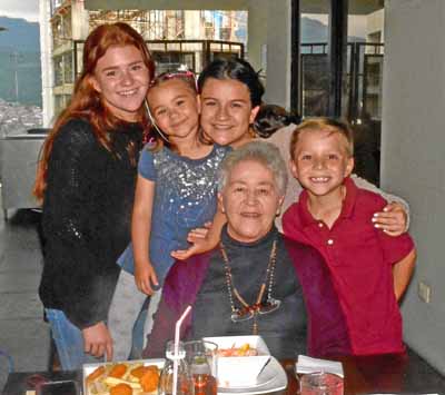 Mariana Velásquez González, María José González Arango, Laura Velásquez González, María Teresa de González y Juan Diego González