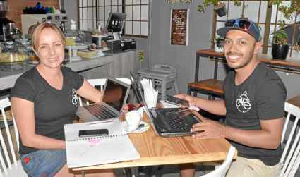 Luisa Ríos Valencia y Esteban Pimiento Monroy se reunieron en un almuerzo de trabajo en el restaurante Artesá.