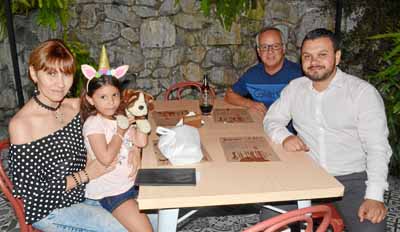 Nancy Salazar Ramírez, Isabela Vinasco Salazar, Luis Fernando Franco Ríos y Ronald Vinasco Salazar.