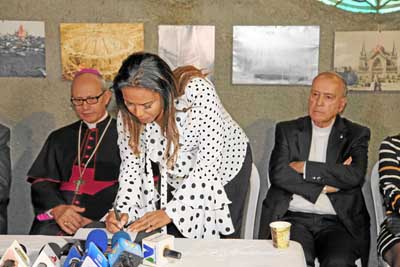 La ministra de Cultura, Carmen Inés Vásquez Camacho, firmó el convenio ante la presencia de monseñor Gonzalo Restrepo Restrepo, 