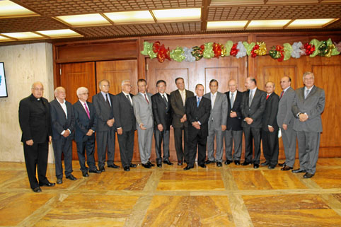 Grupo de egresados que celebraron sus Bodas de Oro de graduación.