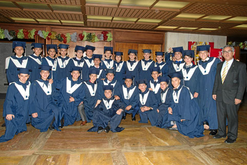 Jorge Ramírez Valencia, director del grupo 11A, acompaña a los jóvenes bachilleres.