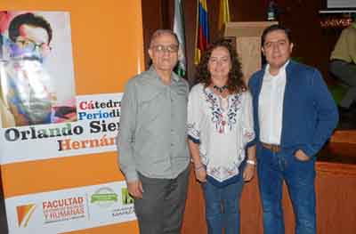 Abelardo Gómez Molina, director de la Cola de Rata de Pereira; Adriana Villegas Botero, directora de la Escuela de Periodismo y 