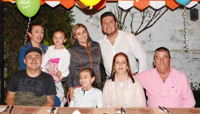 David Andrés Gallego Rivera, Valeria Gallego Aristizábal, Rocío Vélez Álvarez y Luis Alfonso Aristizábal Hincapié. De pie: Luisa