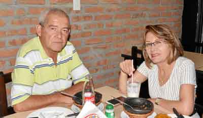Luis Alberto Hoyos Urrea y María Eugenia Loaiza Betancur compartieron un almuerzo en el restaurante Asados Chavita.