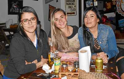 Ángela Guerrero Aristizábal fue invitada a una comida al restaurante Pizza Choppers por sus amigas Natalia Gómez Jiménez y Lida 