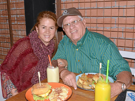 Nerly Pulgarín Betancur y Alberto Ospina Botero celebraron su décimo aniversario matrimonial en el restaurante La Patatería.