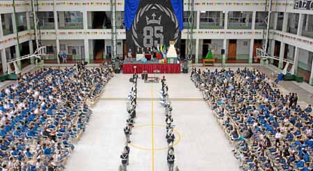 Vista general de los asistentes a la ceremonia que se celebró en el patio central del Colegio Mayor de Nuestra Señora, “que siem