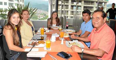 Manuela Salazar García, Beatriz Eugenia García, Alejandra Salazar García, Luis Fernando Salazar García y Luis Fernando Salazar S
