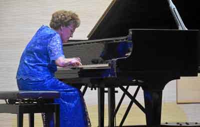 La concertina Blanca Uribe durante su presentación en Manizales.