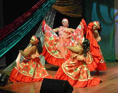 Grupo Proyección folclórica Nuevo Latir durante su presentación en el auditorio Hernando Aristizábal Botero de Confa. 