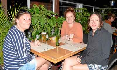 Violaine Reolon, Margaub Agnes y Marlene Lozano Palacios se reunieron en el restaurante Buffalo Serrano.