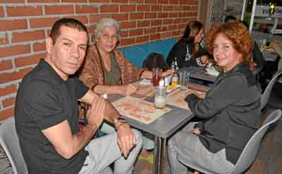 Yesid Osorio Farfán, Sonia Farfán de Osorio y Claudia Patricia Osorio Farfán se reunieron en el restaurante Cháncharos.