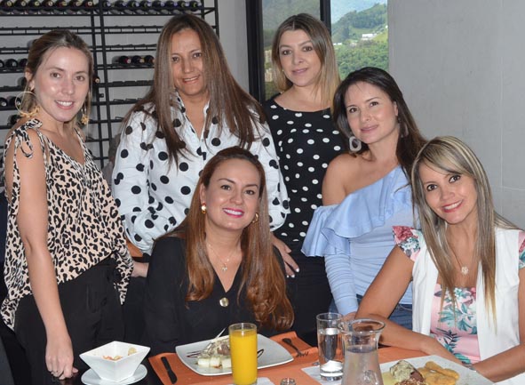 Marcelita Molano Urueña y Francia Vargas. Atrás: Juliana Quintero Vallejo, Auris Fontalvo Giraldo, Claudia González Soto y Astri