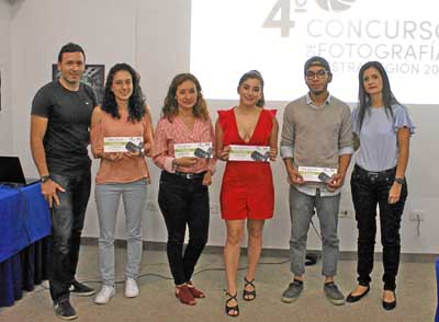 Julián Madrid, jurado del concurso, entregó a María Alejandra Sánchez el premio del primer puesto en la categoría Nuestro Comerc