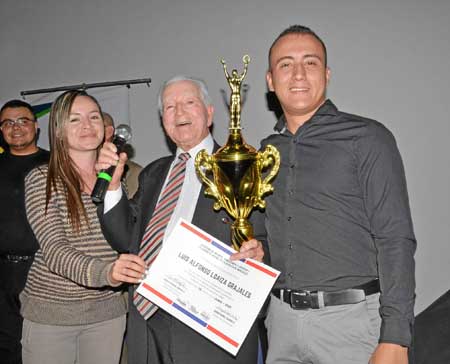 Paula Tatiana Zapata Alzate, jefe de Infancia y Adolescencia de la Alcaldía de Manizales; Luis Alfonso Loaiza Grajales, barbero 