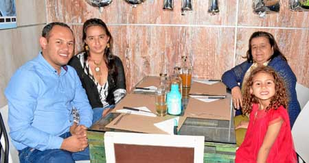 Antonio Marín Tabares, Carolina Pamplona Laserna, Yolanda Laserna Duque y Ailyn Marín Pamplona.