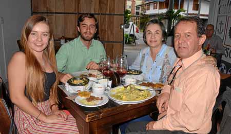 Isabela Robledo Estrada, Juan Pablo Robledo Estrada, María Nancy Estrada Valencia y Jorge Enrique Robledo Cardona.
