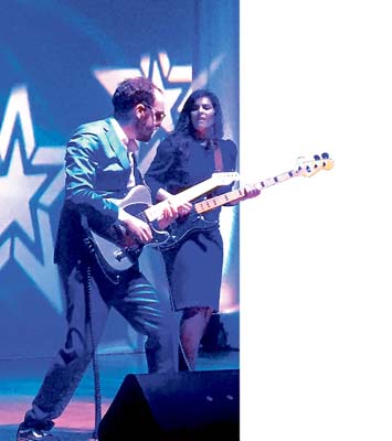 La banda francesa de rock Teleferik aparece durante el concierto que ofreció en Confa.