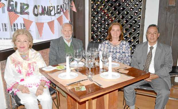 Blanca Stella García de Valencia, José Ferney Paz Quintero, Claudia Valencia García y Carlos Alberto Valencia García.