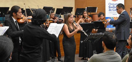 La solista Sandra Viviana Torres Rodríguez y el director Deyvis Betancourt Pulido, durante su presentación en el Centro Cultural