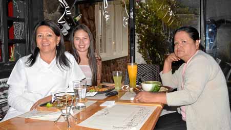 En un almuerzo en Buffalo Serrano compartieron Liliana Jurado González, Daniela Henao Jurado y Nancy Jurado González.