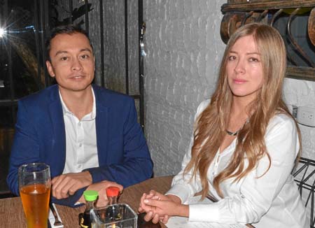 Para celebrar el grado de Ricardo Ramos Peñuela como Especialista en Gerencia Empresarial, su esposa, Ana María Cardona Ríos, of