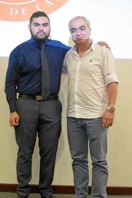 El escritor Juan Grajales aparece en compañía del rector de la Universidad de Caldas, Alejandro Ceballos Márquez.