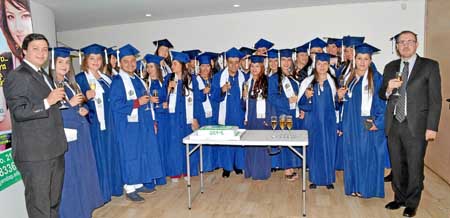 Estudiantes que recibieron el diploma que los acredita como técnicos en diferentes programas.