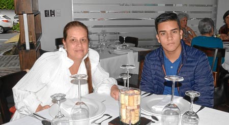 Para celebrar el cumpleaños de María Mercedes Ortega Abráez, su hijo Esteban Casas Ortega, la invitó a Vino y Pimienta.