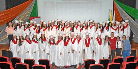 Estudiantes que recibieron su título técnico como Auxiliares de Enfermería, acompañados de directivos de la Cruz Roja seccional 