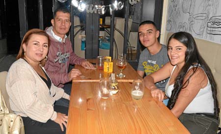 En Callejera Street Food le celebraron el cumpleaños a Sergio González Salazar (tercero), Ángela María Patiño Grajales, Luis Fer