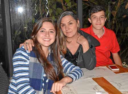 Foto | José Fernando Tangarife | LA PATRIA Valeria Salgado Sankovich, Tamara Sankovich Ramírez y Martín Díazgranados Sankovich.