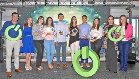 Recibieron reconocimientos: Ricardo Ladino Mejía, coordinador Nacional Empréndelo; Mariana Villegas Restrepo, de la Cámara de Co