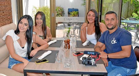 Isabela Cortés Borrero y Mariana Zapata Agudelo, influenciadoras digitales, Jéssica Gómez Saldarriaga y Felipe Pinzón.