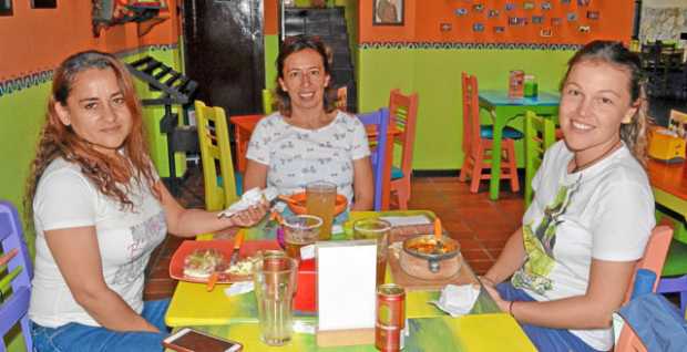 Adriana Orozco García, Lucy Pineda y Ángela Sarmiento. 