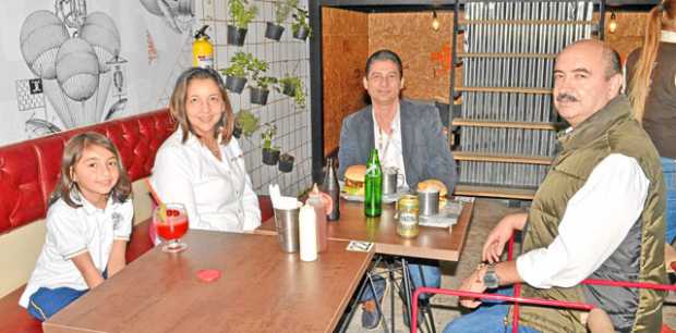 Catalina Ángel Ramos, Marcela Ramos Barón, Luis Enrique Hernández Gutiérrez y Víctor Hugo Ángel Ochoa.