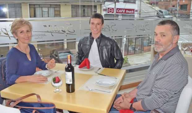 Liliana Hernández Rojas, Juan Pablo Gómez Hernández y Pedro Gómez Vélez se reunieron en el restaurante Spago.