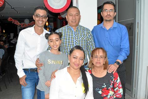 Foto | José Fernando Tangarife | LA PATRIA Francia Lorena Arcila Valencia y Luz Mary Valencia García. De pie: Luis Felipe Arcila