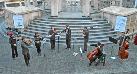 La Orquesta de Cámara de Caldas durante su presentación en el Cementerio San Esteban.