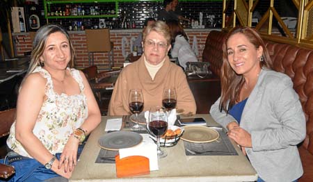 Sandra Milena Muñoz Marín fue homenajeada por su cumpleaños por María Olga Ossa de Acevedo y Liliana María Moncada Largo en Cort