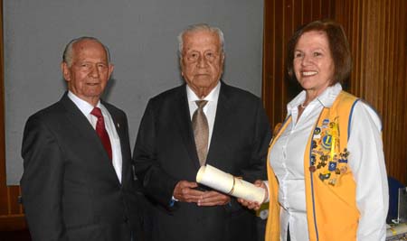 Francisco Javier Castaño Duque, Armando Gómez Gómez, cofundador y primer presidente del Club de Leones Manizales Monarca; y Adel