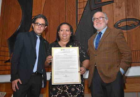 Marcelo Gutiérrez Guarín, secretario de Educación Caldas; Diana Marcela Aguirre Bermúdez, Mejor Docente de Caldas; y Guido Echev