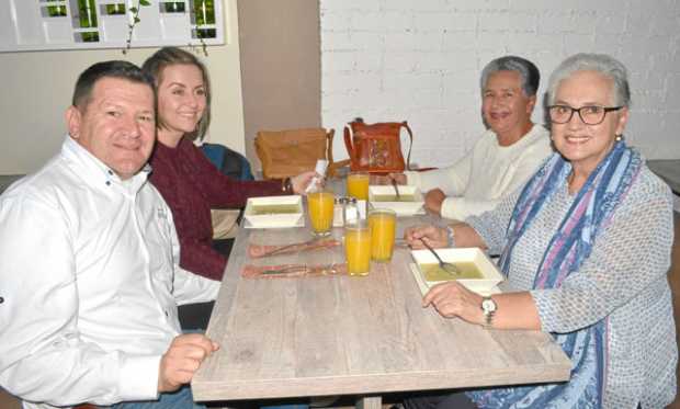 Carlos Valencia Pineda, Beatriz Helena Castaño Muñoz, María del Carmen Muñoz Cárdenas y Clemencia Muñoz Cárdenas.